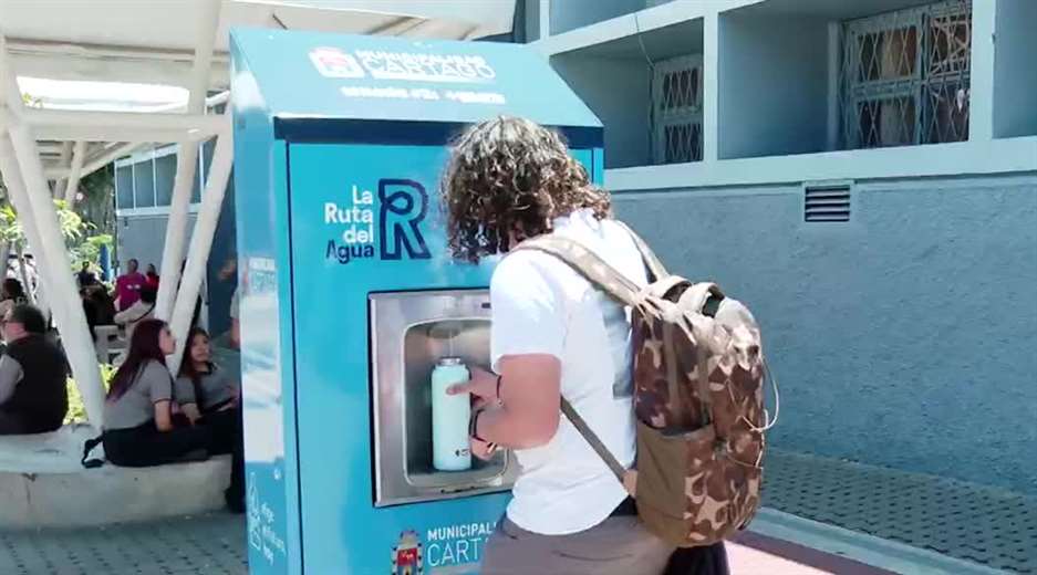 Cartago estrena primera estación de agua purificada gratuita del país