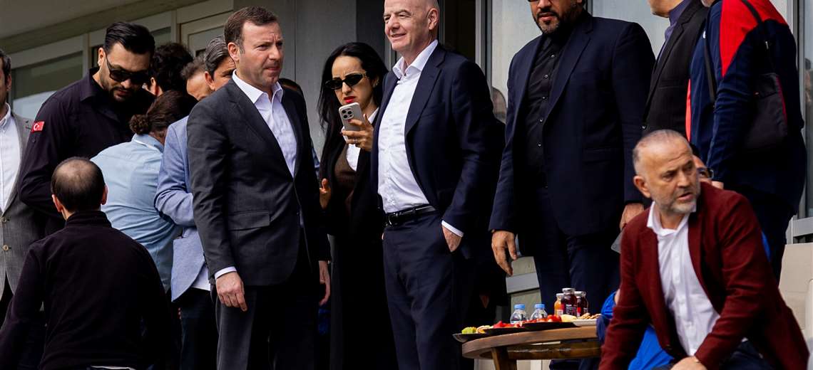 Presidente de la FIFA presente en juego sin público entre Irán y Costa Rica