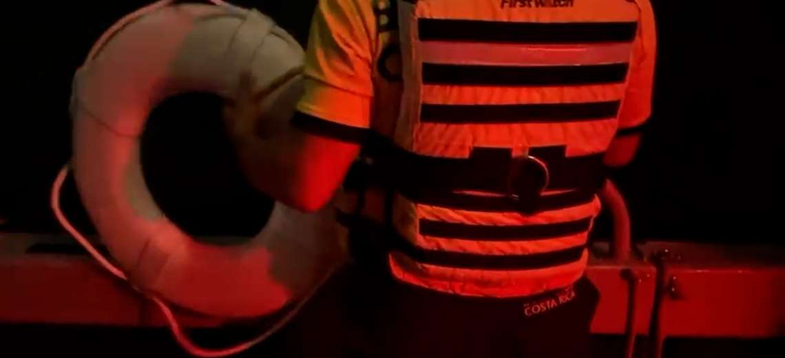 Rescatan a una persona y otra desaparece en el mar frente a reconocido hotel en Puntarenas