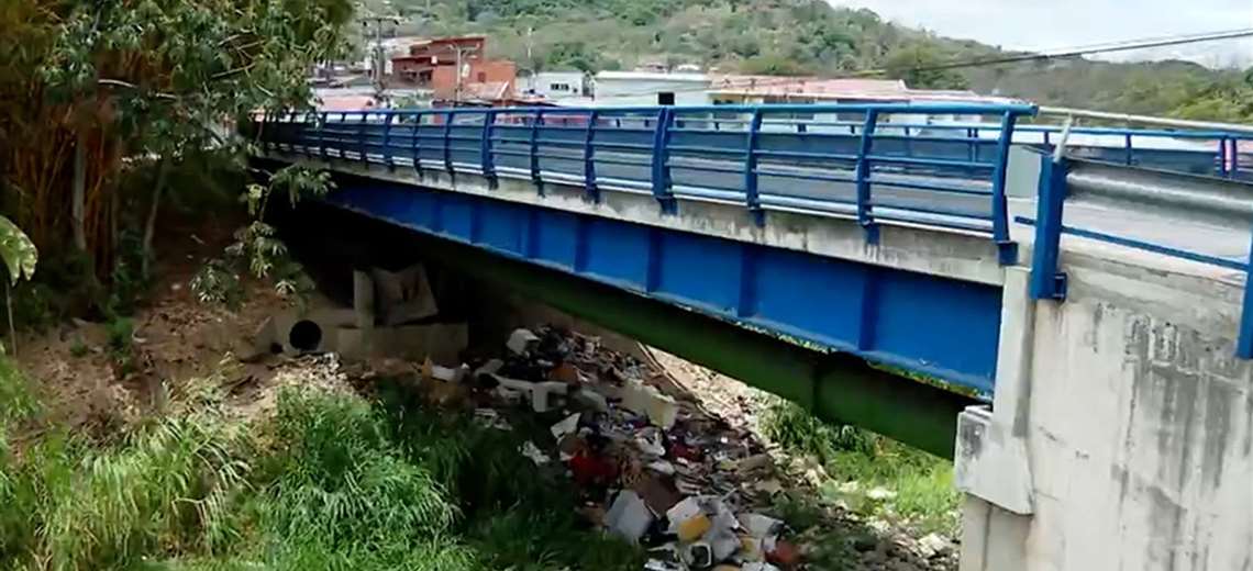Mujer que dio a luz bajo puente se recupera junto a su bebé en el hospital