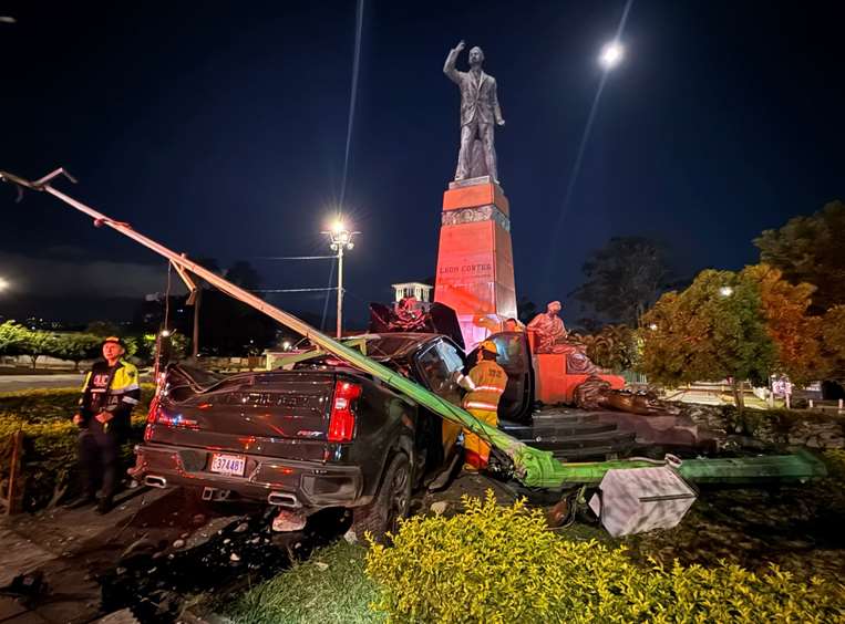 Choque contra monumento de León Cortés