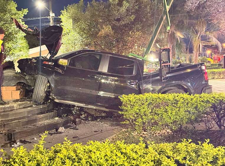 Choque contra monumento de León Cortés
