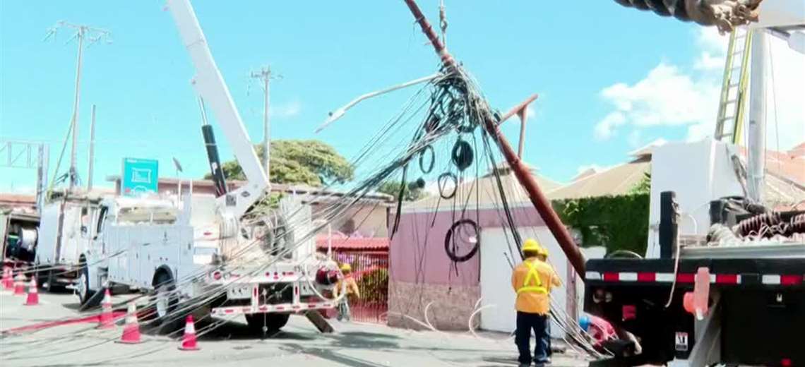CNFL gastó más de ₡1 millón al día para reparar postes dañados durante último año - Imagen de la noticia