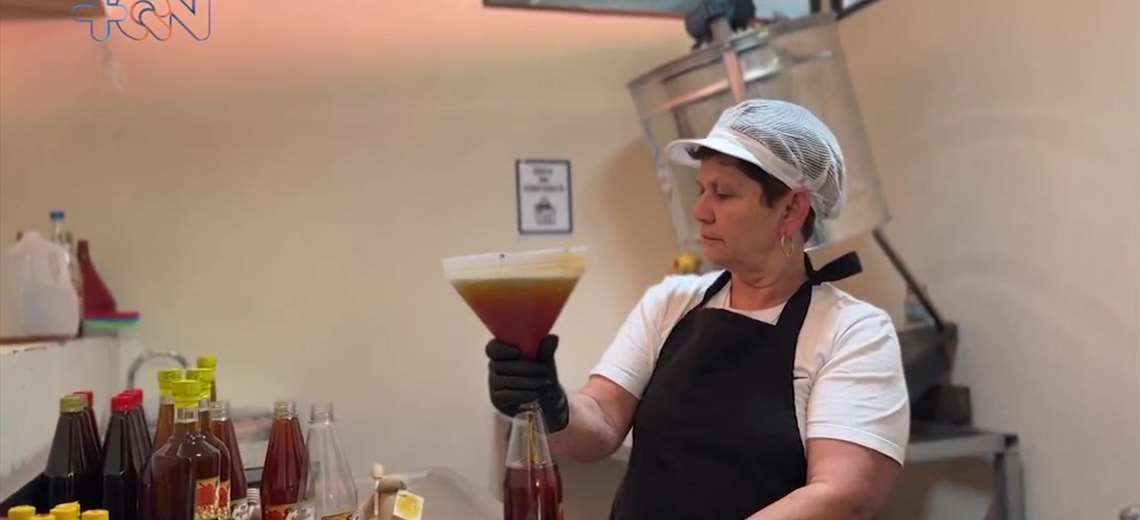 En Acosta una pareja transformó flores y abejas en un negocio que endulza a toda la comunidad - Imagen de la noticia