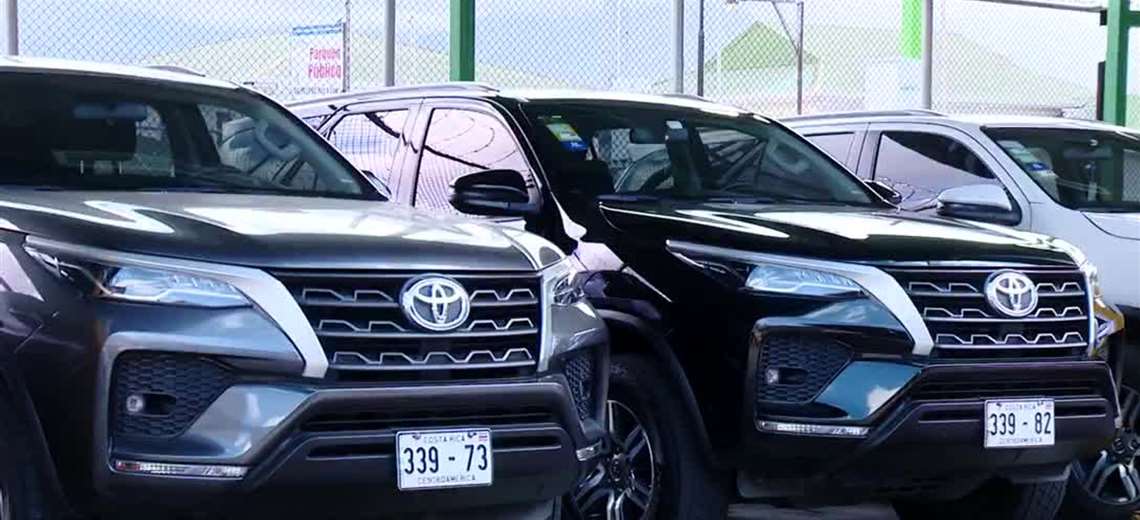 Diputado sobre uso de carros del estado: "Vemos abusos, vueltas personales, llevan a la familia a pasear" - Imagen de la noticia