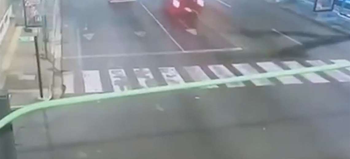 Video: Chofer que se estrelló contra estatua de León Cortés iba contravía y casi choca bus - Imagen de la noticia