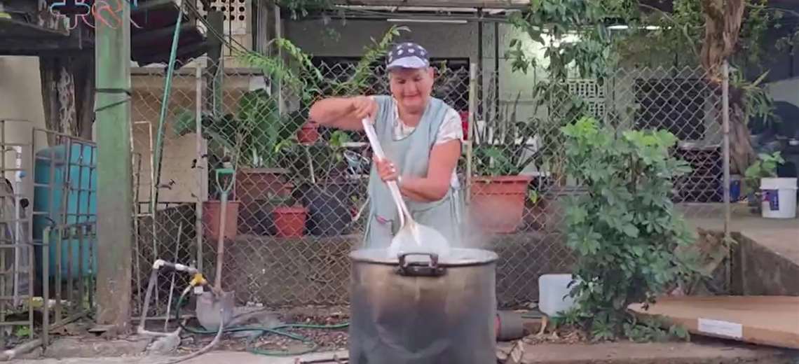 Esta mujer de 71 años no falta a las fiestas patronales y cocina para todo el pueblo - Imagen de la noticia