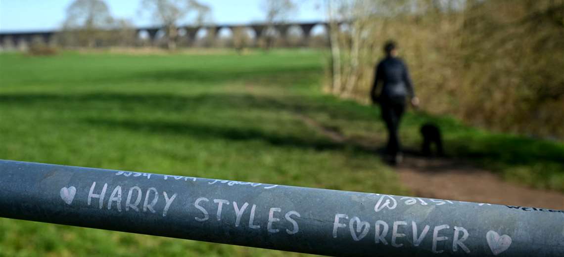 Fans de Harry Styles se agolpan en pueblo donde creció su ídolo - Imagen de la noticia
