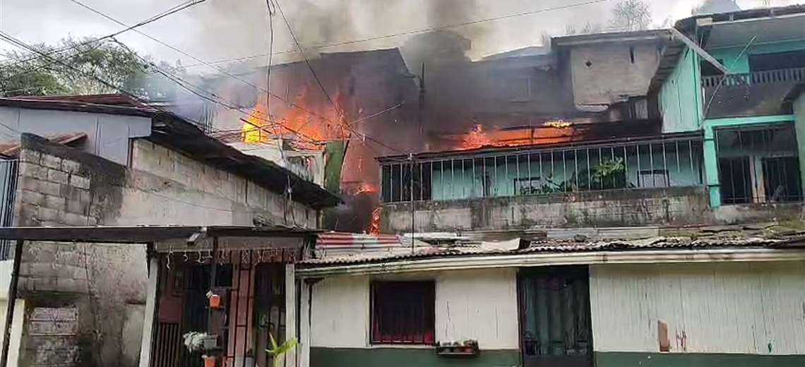 Video: Fuego consume varios ranchos en precario Las Tablas en Alajuelita - Imagen de la noticia