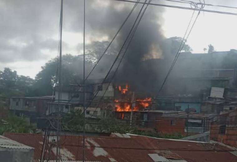 Niño afectado por incendio: “Saqué los pollitos y llamé al 9-1-1 porque el fuego era fuerte” - Imagen de la noticia