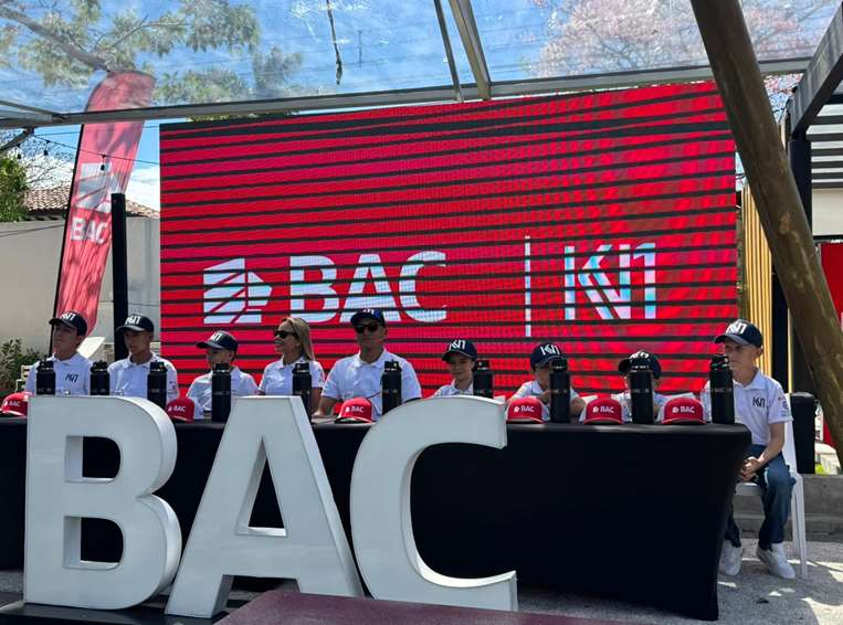 Keylor Navas presenta su equipo de motocross. Foto: Melissa Alvarado