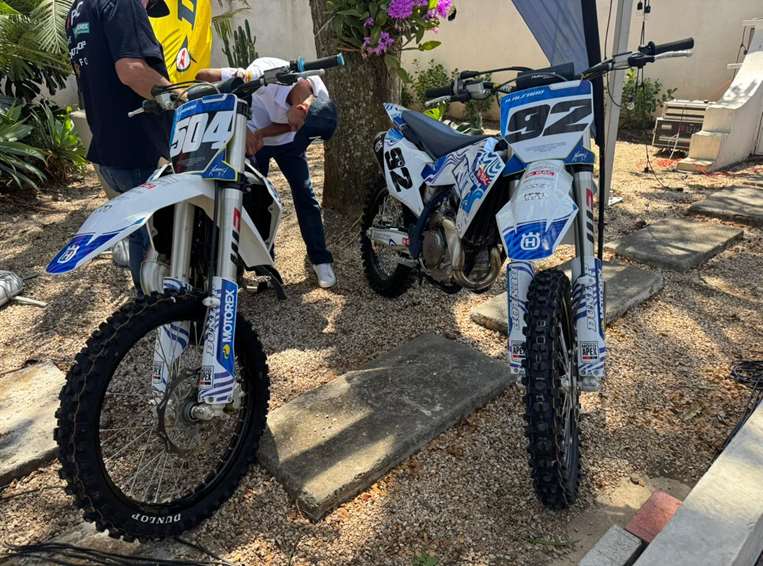 Keylor Navas presenta su equipo de motocross. Foto: Melissa Alvarado