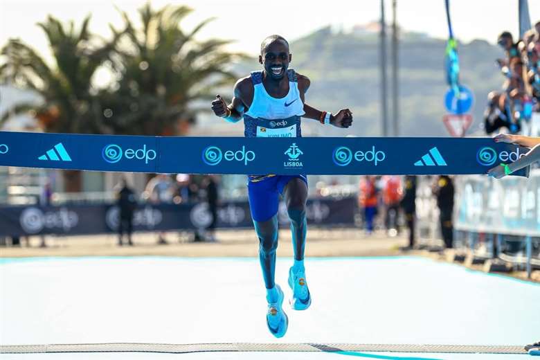 Media maratón en 57 minutos y 20 segundos: ugandés Kiplimo firma nuevo récord mundial - Imagen de la noticia