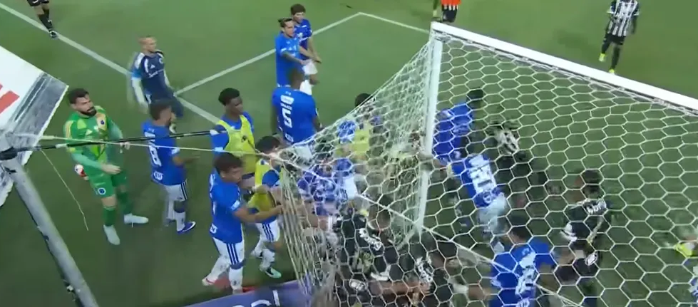 Bochorno en Brasil: Batalla campal termina con ¡23 expulsados! - Imagen de la noticia