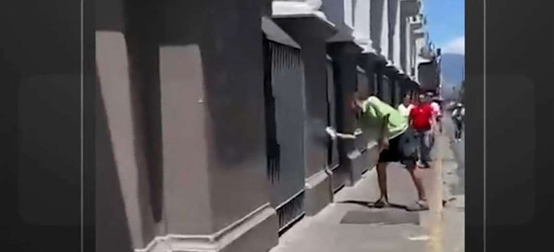 "No tiene que ver con un género u otro": Ministro habla tras video de daños al Melico Salazar - Imagen de la noticia