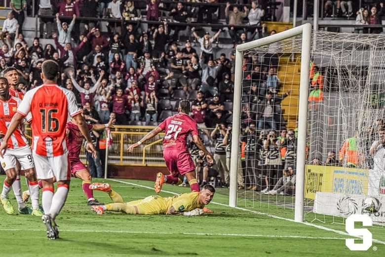 ¡De nuevo Orlando Sinclair! Saprissa sigue en la pelea por el liderato - Imagen de la noticia