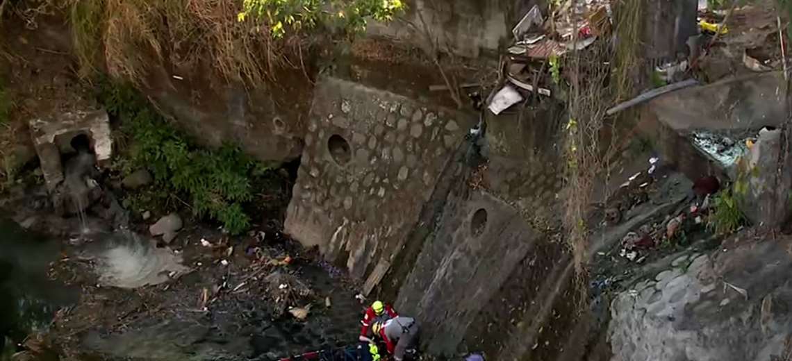 Video: Así fue el rescate de mujer que presuntamente fue lanzada por su pareja a río Torres - Imagen de la noticia