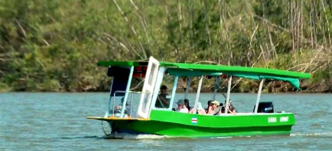 Así es la experiencia de navegar entre cocodrilos en Tárcoles