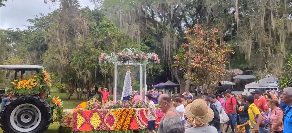 Ujarrás convoca a generaciones en una romería marcada por la memoria