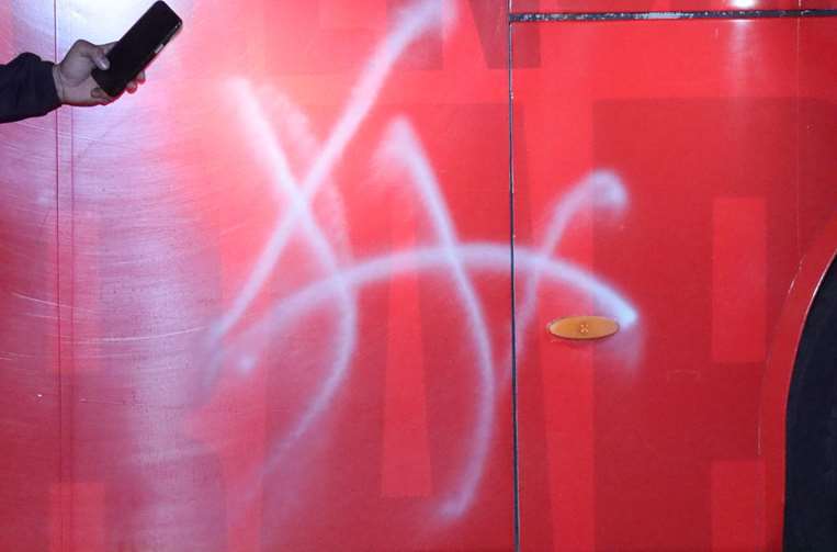 Aficionados vandalizan autobús del Herediano