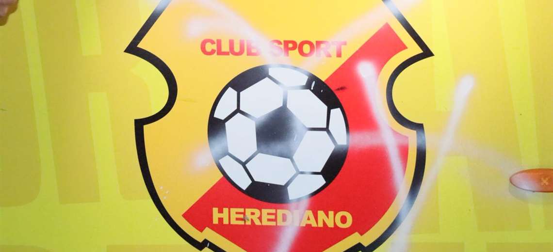 Vandalizan el bus del Herediano a su llegada al Fello Meza