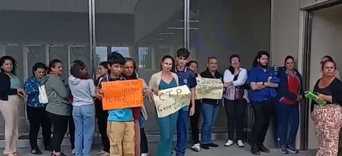 Padres protestan en Asamblea por suspensión de transporte a 270 estudiantes en Pérez Zeledón