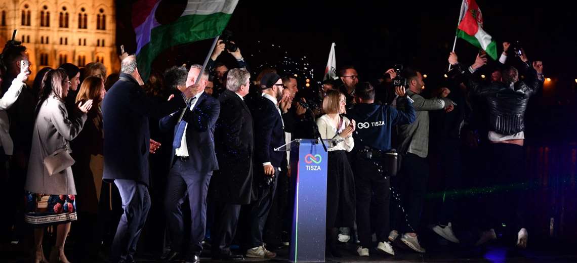 El conservador proeuropeo Magyar destrona en Hungría a Orbán, que reconoce 