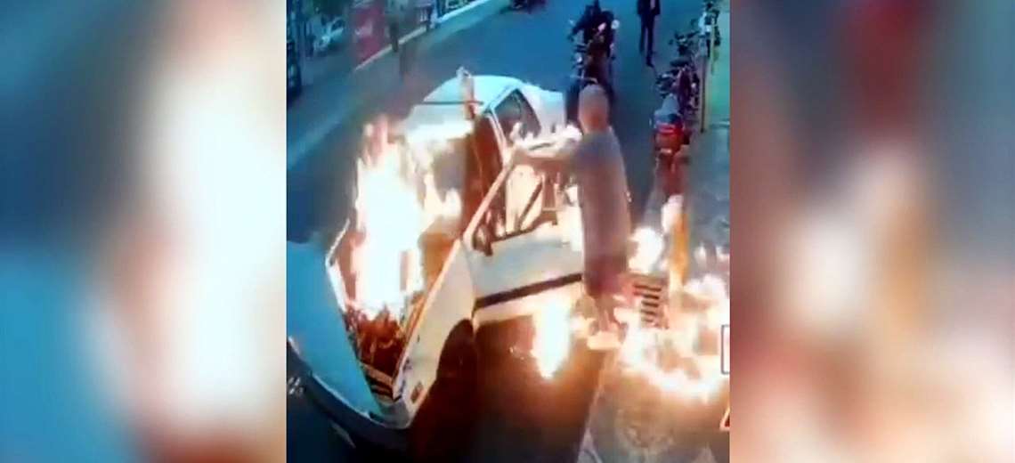 Video: Hombre quedó atrapado por el fuego al intentar apagar incendio en carro