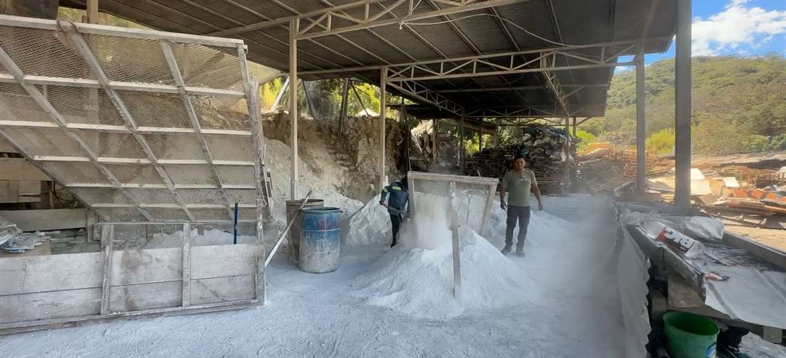 Entre fuego y piedra sobrevive uno de los últimos oficios de Patarrá