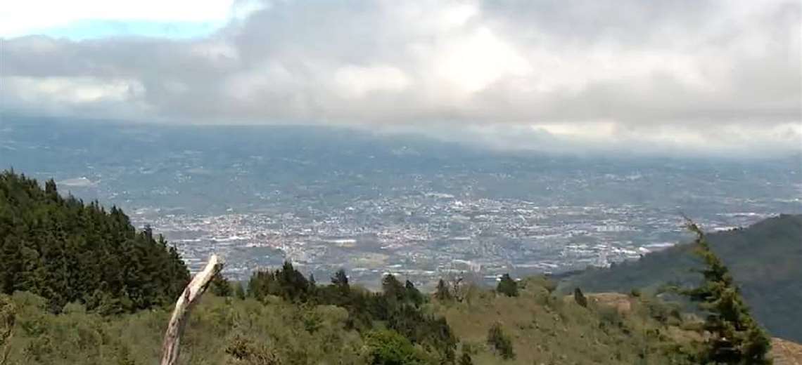 Fuertes vientos y lluvias dispersas marcarán inicio de semana en el país