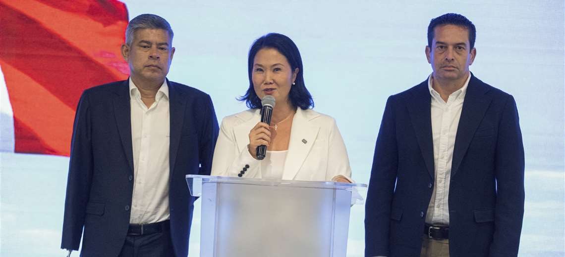 Miles de peruanos votan un día después de las elecciones