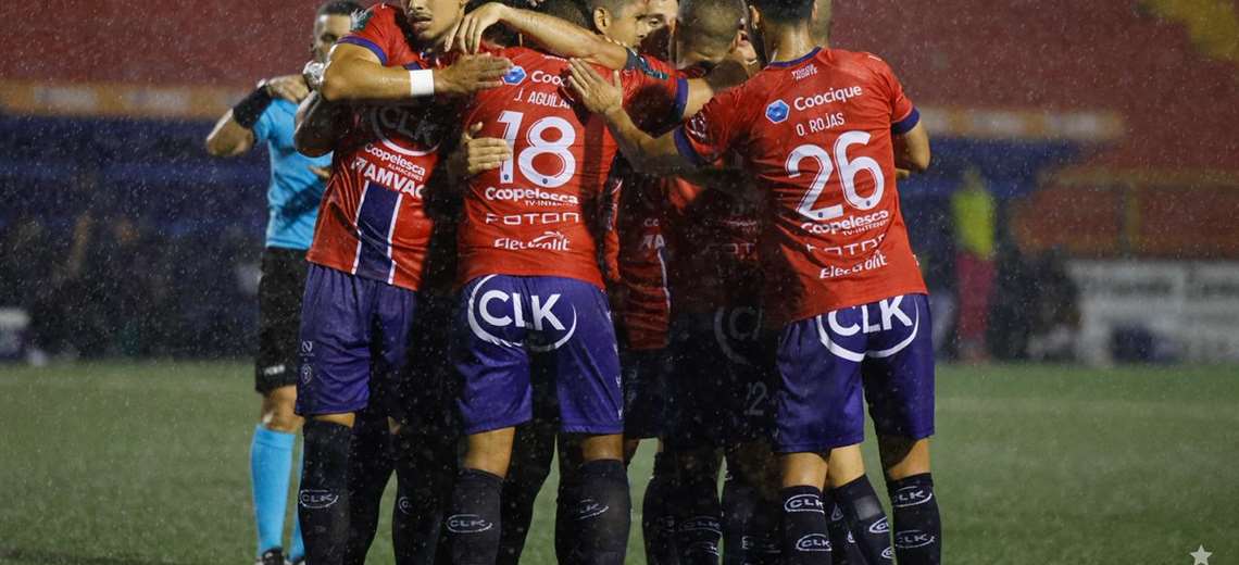 San Carlos golea a Guadalupe y casi que lo envía a Segunda