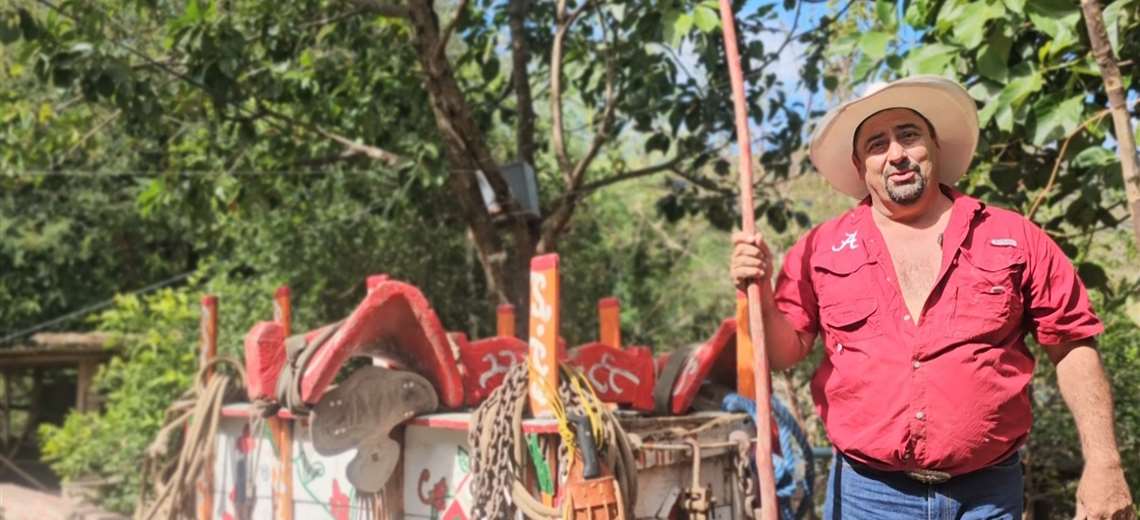 El artesano de Cañas que mantiene vivo el arte de las carretas y el boyeo