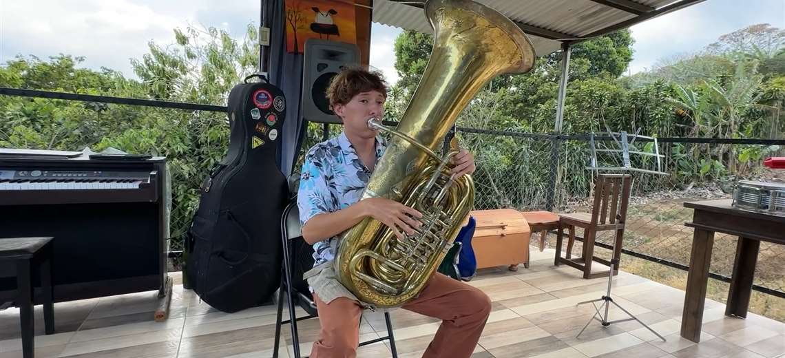 El joven de Zarcero que domina más de 20 instrumentos