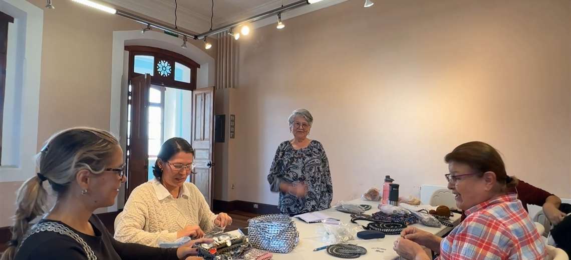 Este curso transforma tapas en bolsos y mañanas solitarias en encuentros llenos de vida