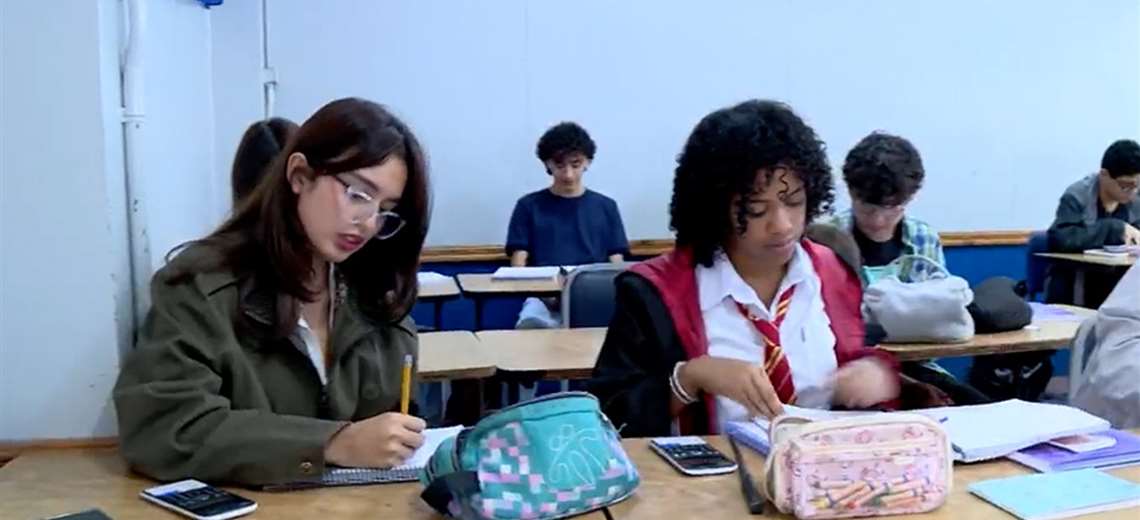 Las dos caras de la moneda: ¿Se deben prohibir los celulares en las aulas?