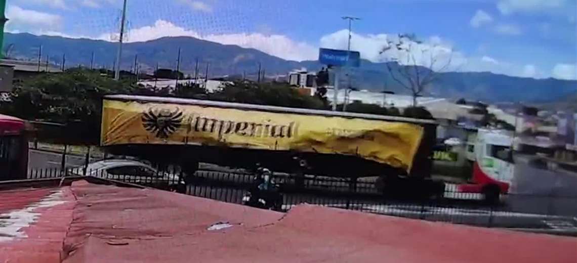 Tráiler pierde 300 cajas con botellas vacías de cerveza en rotonda de San Sebastián