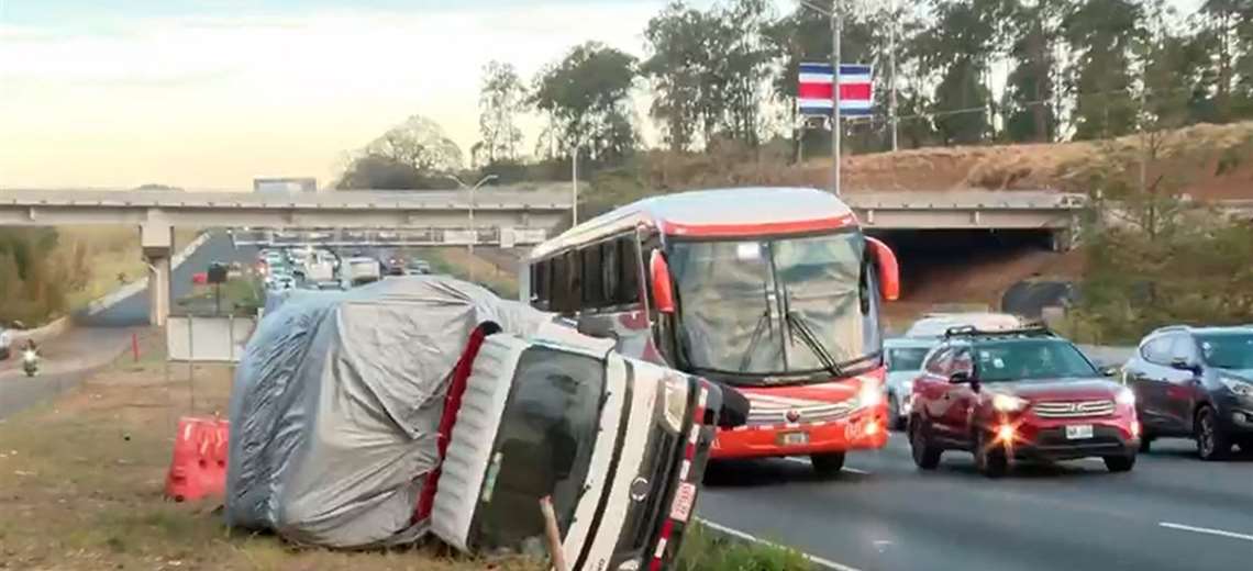 Congestionamiento vial en la General Cañas se intensifica tras vuelco de camión
