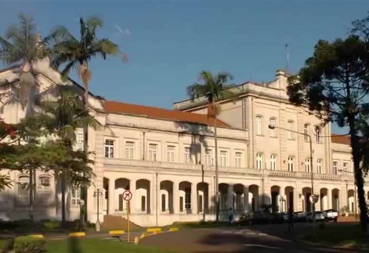 CCSS envía médicos a especializarse a universidad de Brasil | Teletica