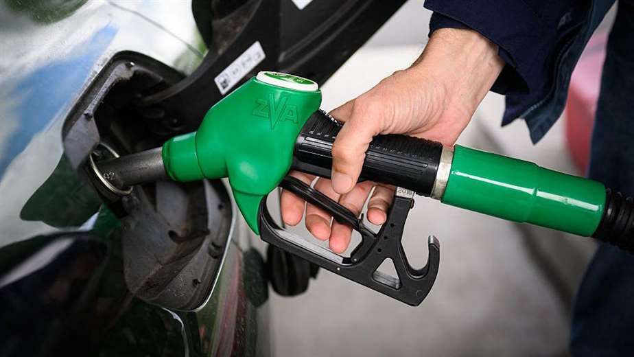 Precios del petróleo se desploman después de que Irán anunciara reapertura del estrecho de Ormuz