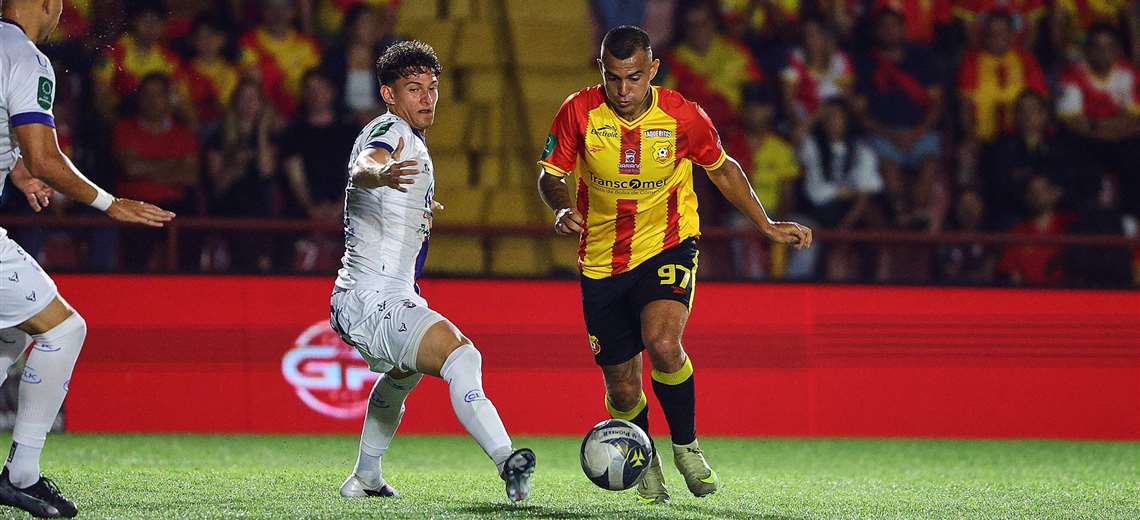 Herediano derrota a San Carlos y Guadalupe respira