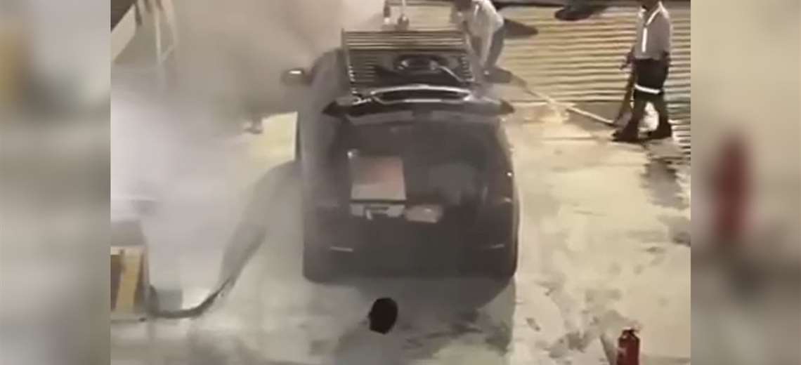 Video: Carro se incendia y desata operativo de emergencia en Ferry de Paquera