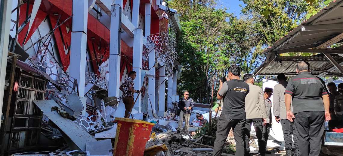 Un muerto por fuerte terremoto en el este de Indonesia