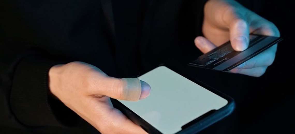 Defensoría urge al presidente firmar ley contra estafas bancarias