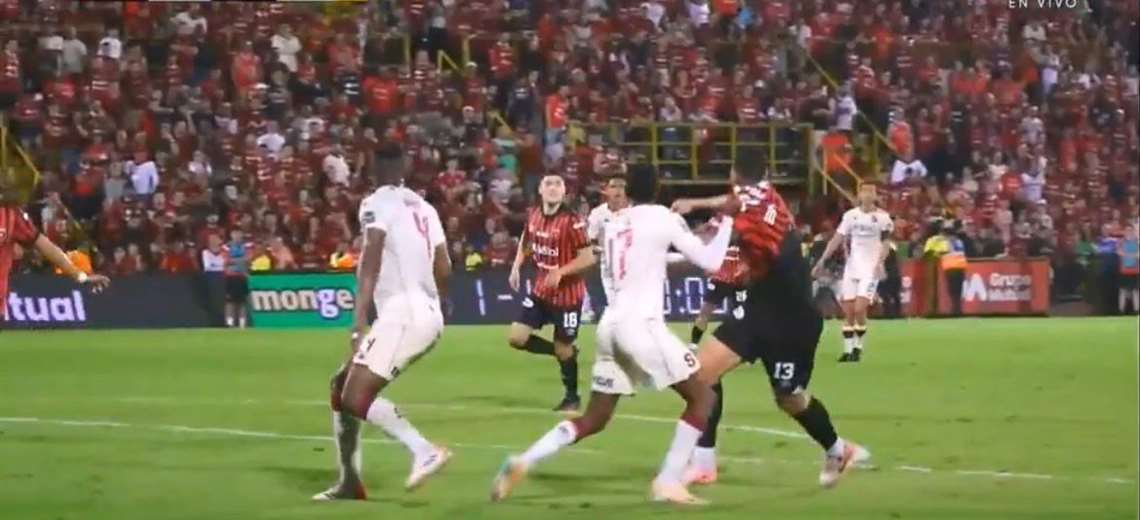 ¿Era penal o no? Vea aquí el análisis del VAR en polémica acción al final del clásico