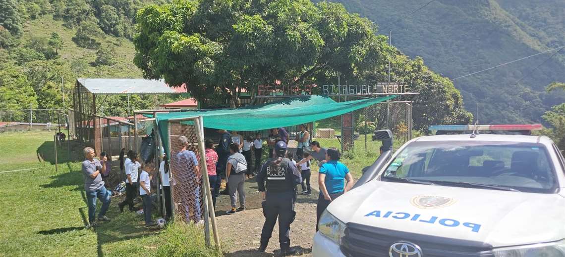 Padres en Aserrí denuncian supuestas amenazas de cocinera y exigen acciones urgentes al MEP