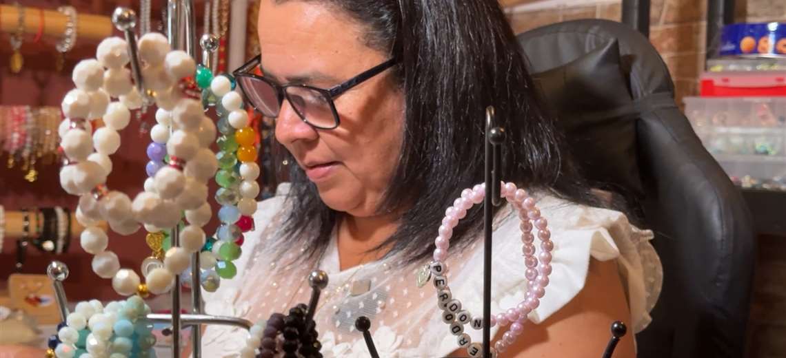 Del duelo a la creación: la historia de una madre que encontró en sus manos una forma de seguir