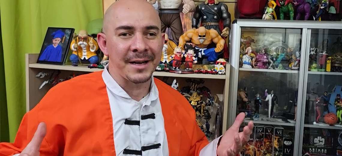 Detrás de cada disfraz hay una causa: la historia de Edwin y su forma de ayudar con personajes