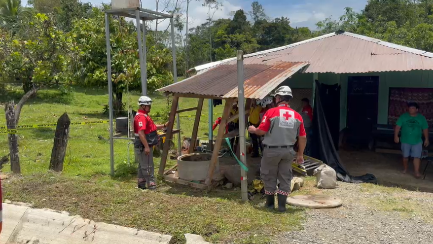 Hombre cae a pozo de cinco metros de profundidad y queda atrapado en Limón