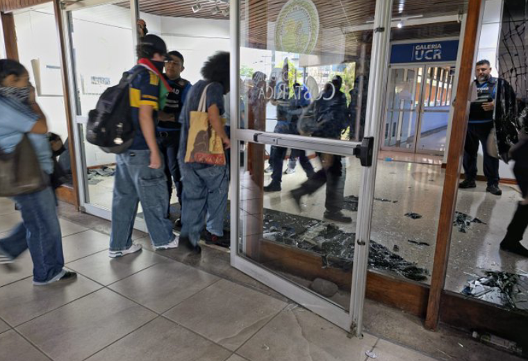 Quiebran vidrios y rayan paredes: estudiantes causan destrozos en Rectoría UCR